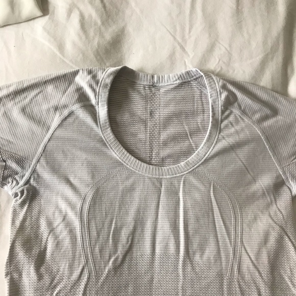 Lululemon Swiftly White Tee Women’s Size 10 - Picture 3 of 4